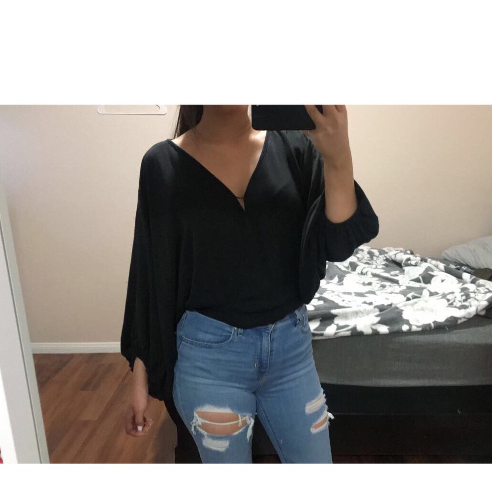 Black Low V neck top 🖤🖤